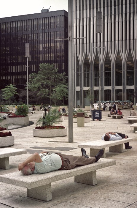 Nap at the feet of WTC New York, 1997